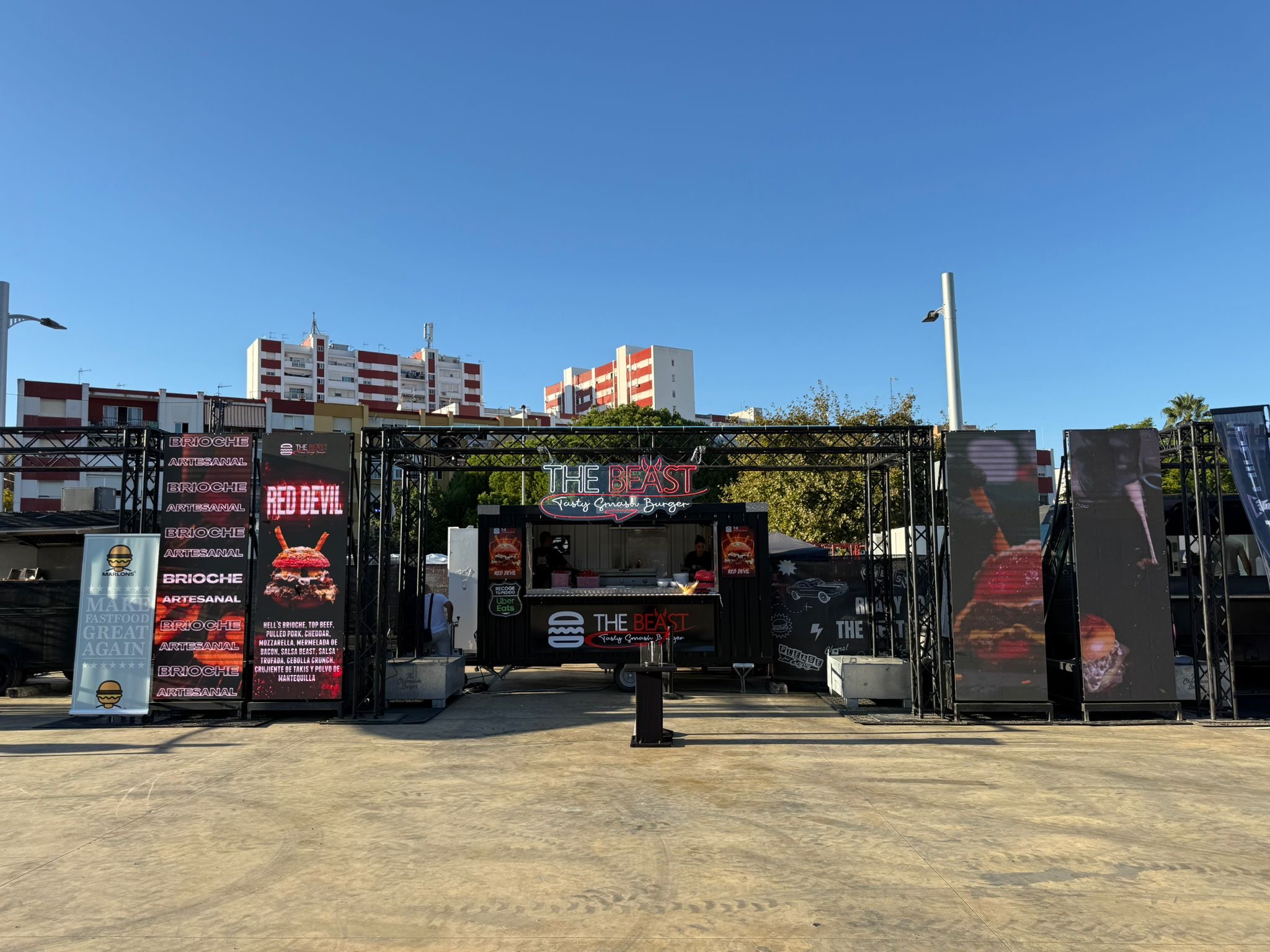 Food truck de hamburguesas instalado al aire libre en una feria