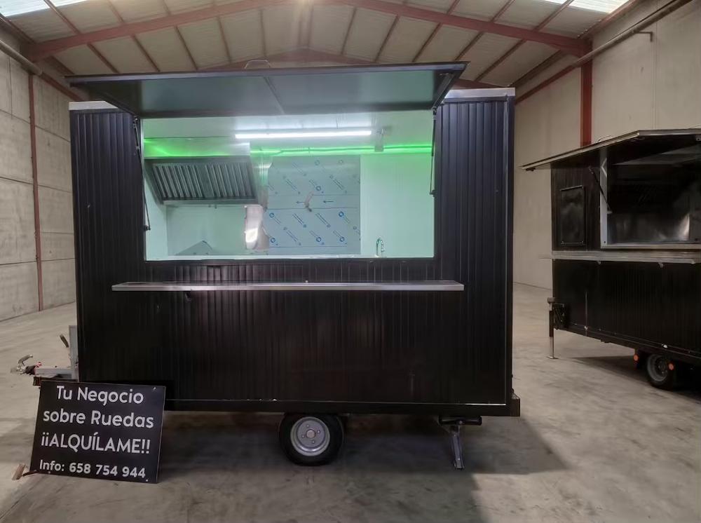 Remolque de comida negro con ventana de servicio, preparado para alquiler